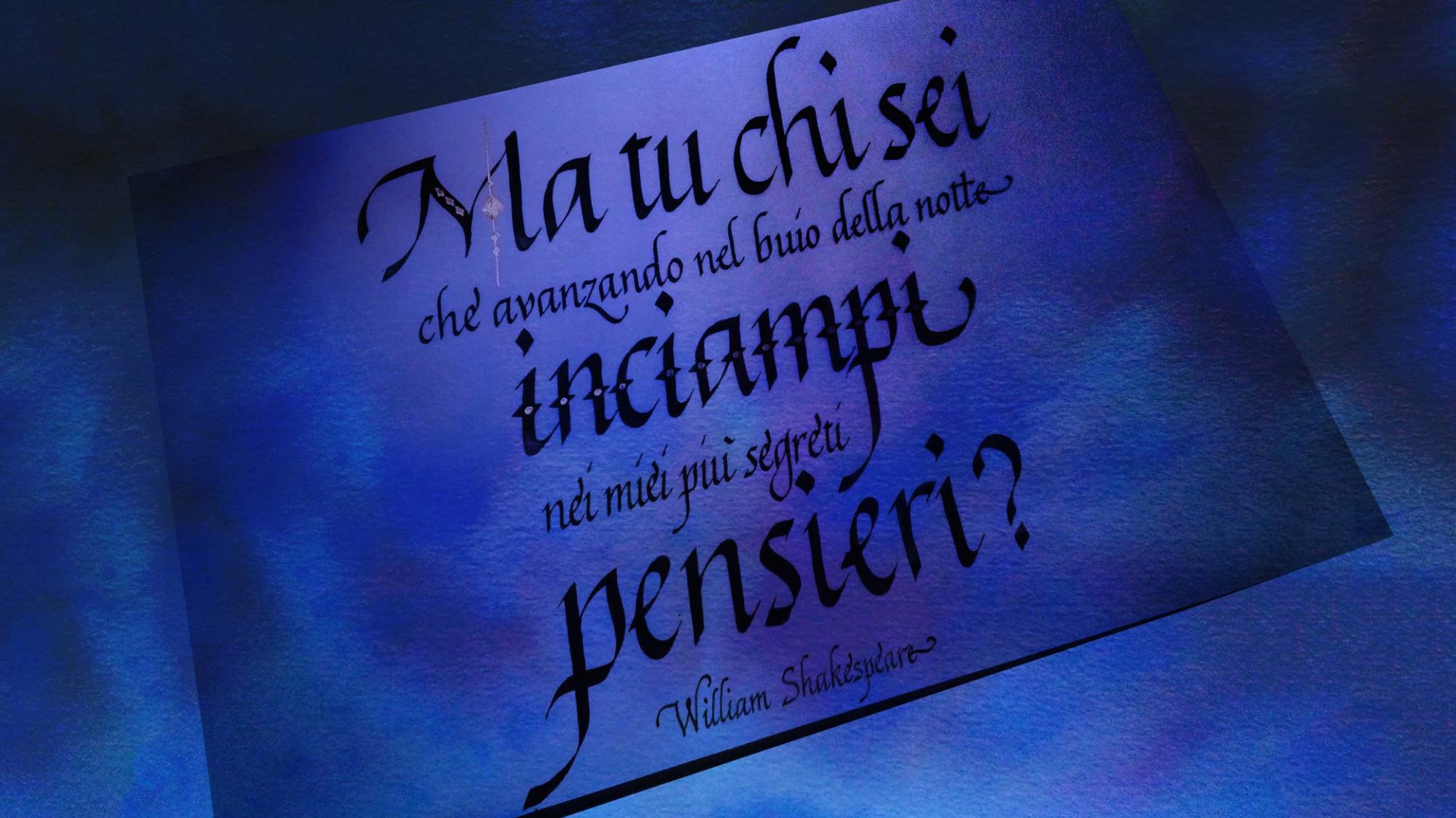 Cartoncino con testo di William Shakespeare calligrafato