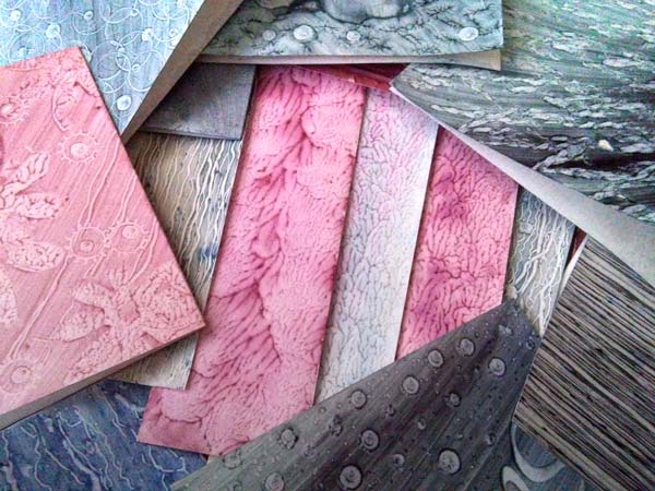 Un gruppo di fogli decorati a colla con diverse trame e colori